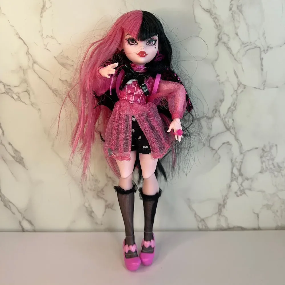 Monster High‎ G3 Draculaura Wave 1 Doll w/ Cape, Backpack, Shoes, Ring, & More